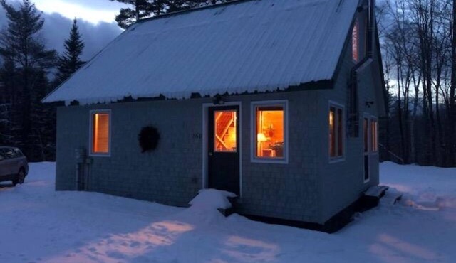 Cozy Cabin on the Carrabassett River, 30 minutes to Sugarloaf