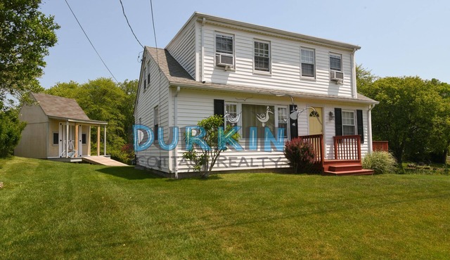 Cozy Cape, Expansive Deck and Backyard, Close to Beach and Nature Preserve