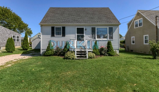 Cozy Cape, Water View, Close to Beach, Private Yard