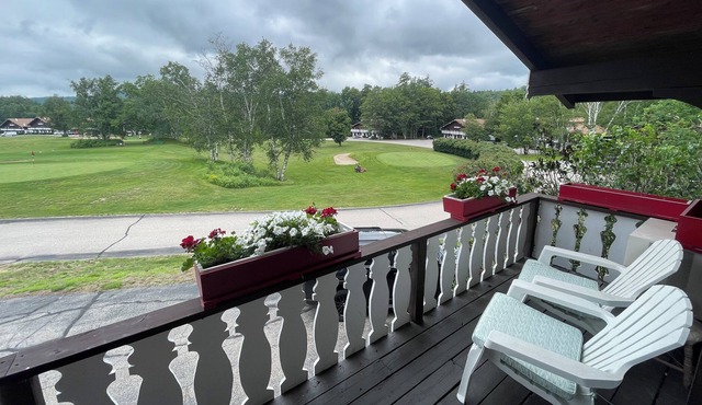 Cozy Chalet Condo central to 3 Ski Resorts: Attitash, Wildcat, Cranmore!