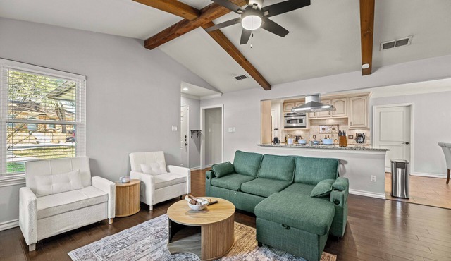 Cozy & Charming l UNT/Downtown l Game Room l Parking l Large Yard