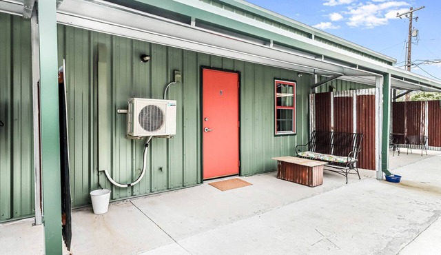 Cozy Coastal Cabin with Full Kitchen and Fire Pit near Estes Cove, Rockport TX