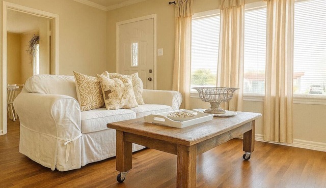Cozy Cottage, Centrally Located, WorkerFriendly