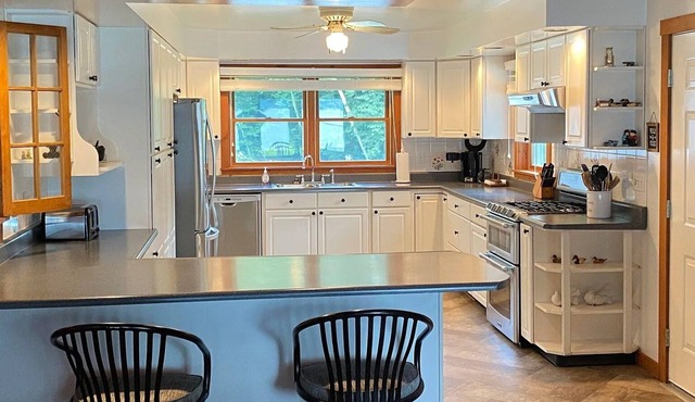 Cozy cottage on Lake St. Catherine with gorgeous sunset views