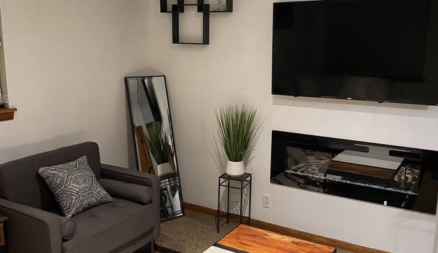 Cozy Duplex less than 10 min from Downtown Akron, near many local attractions.