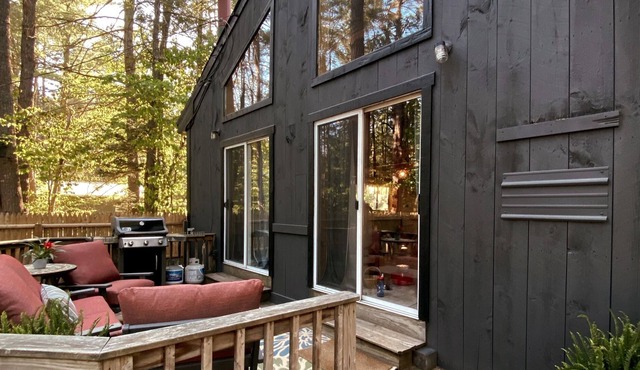 Cozy Family Getaway w/Fully Fenced Backyard, Minutes to Town, Storyland and Rail