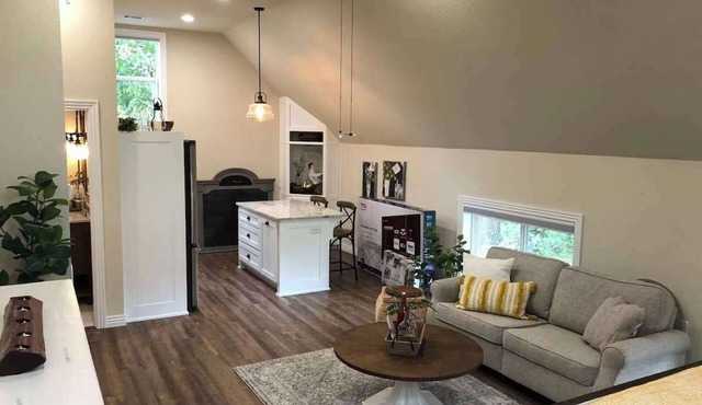 Cozy Farmhouse Downtown Apartment