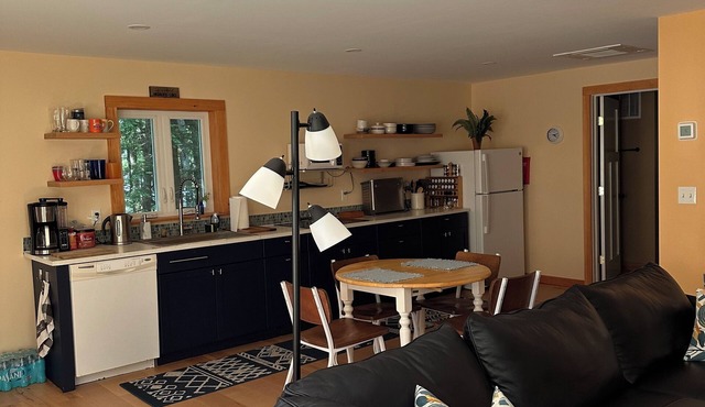 Cozy guest house with beach rights on quiet Highland Lake