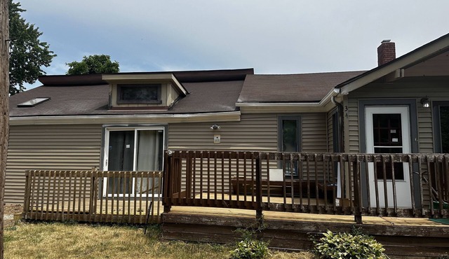 Cozy lake house, five minute walk to the lake! Perfect for a weekend getaway.