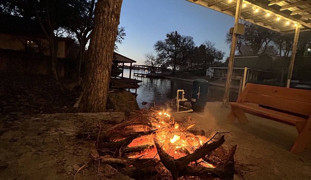 Cozy lakefront cabin. Huge 🎣 dock, kayaks, nature & views!Bring your jet skis!