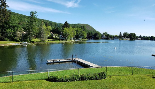 Cozy Lakeside Retreat - New HOT TUB, Pedal Boat & Kayaks!