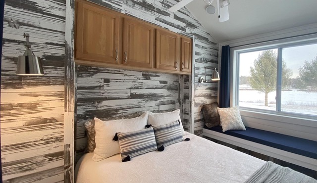 Cozy Lakeside Tiny Home, kayaks included, fishing, hot tub, Near Skiing