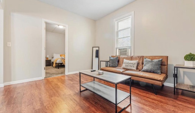 Cozy Little Italy Apt Fast Wifi Pet Friendly
