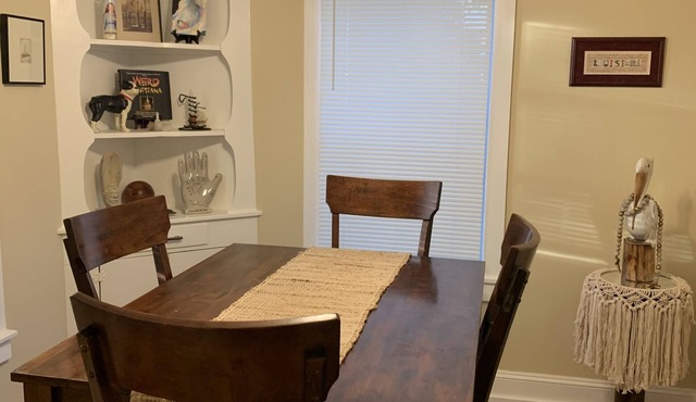 Cozy Loft Apartment.Safe quiet area. Great for singles or couple