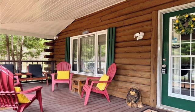 Cozy Log Cabin close to Old Forge and Boonville. Great for small families!