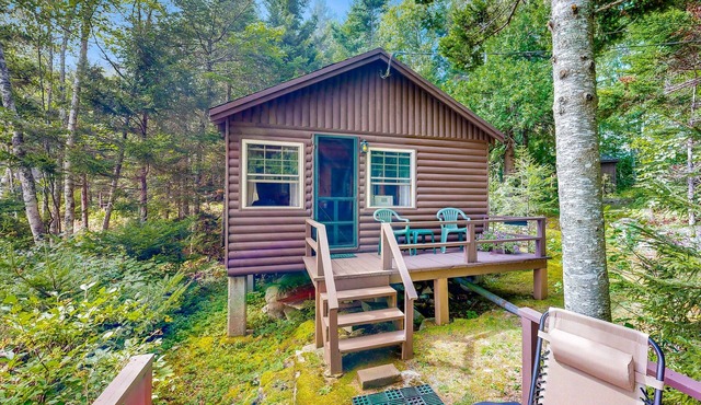 Cozy Log Cabin with Deck, Picnic Table & Breath-taking View