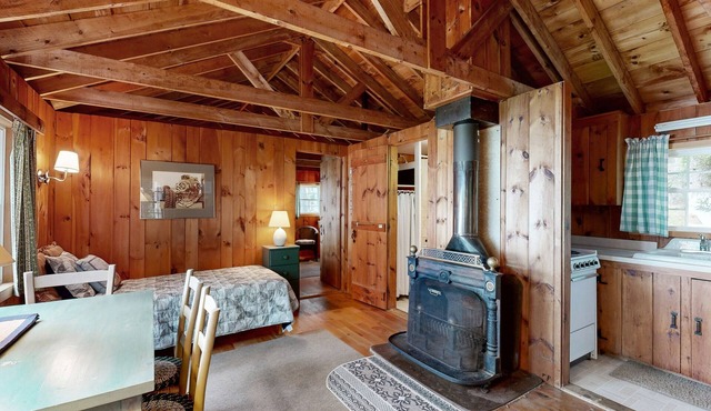 Cozy Log Cabin with Deck & Picnic Table & Gorgeous Views