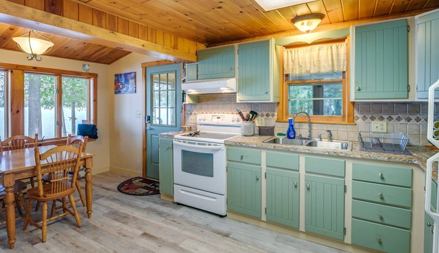 Cozy Maine Cottage on Long Lake w/ Screened Porch