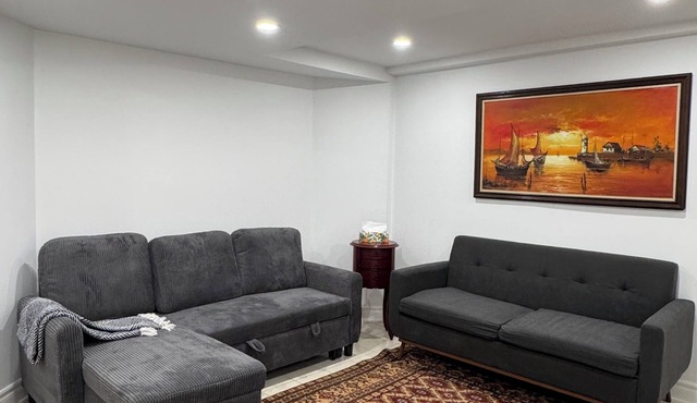 Cozy & modern apartment in Pickering