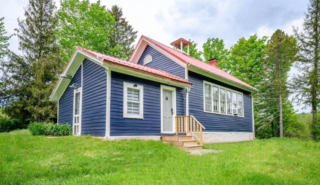 Cozy Naples School House. Book your Finger Lakes retreat today! Skiing,WineTrail