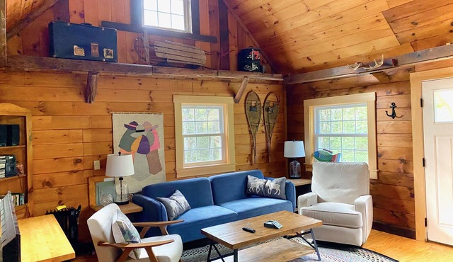 Cozy & Pet-Friendly Log Cabin with Access to a Private Beach!