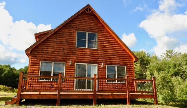 Cozy, private, bright cabin with mountain views