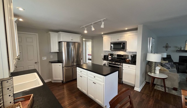 Cozy ranch in safe neighborhood. Perfect location for Buffalo/Niagara Falls.n