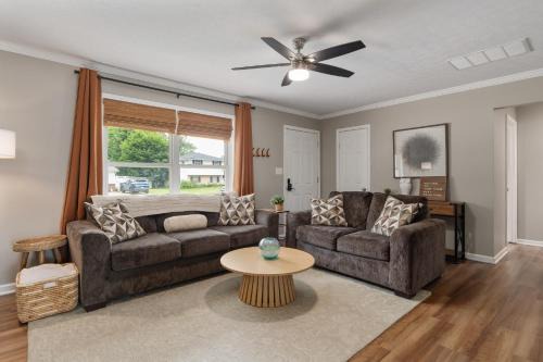 Cozy Ranch King Bed & Pet Friendly - Fenced Yard