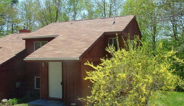 Cozy Retreat, Hot tub, Wireless,Close to Kezar Lake, abuts White Mountains