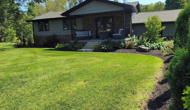 Cozy retreat minutes from town.