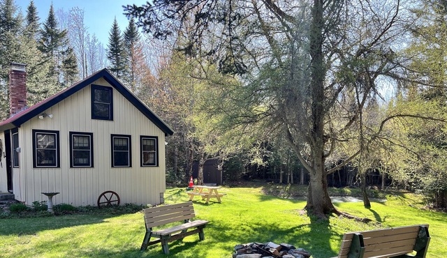 Cozy Rustic Cabin in the Heart of Pittsburg w/ Trail Access