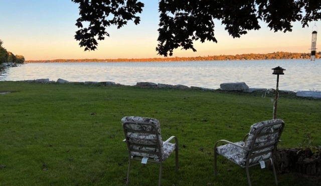 Cozy Rustic Charm: Your Perfect Lakeside Cottage Getaway