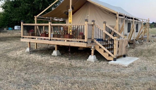 Cozy Safari Tent with Gorgeous Lake Views in Lone Oak, Texas