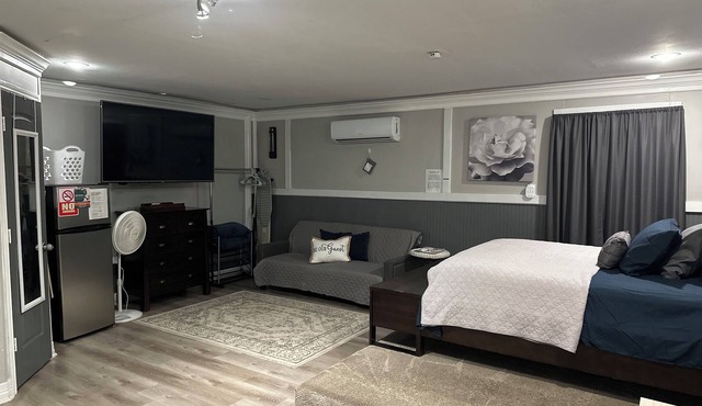 Cozy studio Generac backup powered equipped with washer&dryer. Hablo espanol