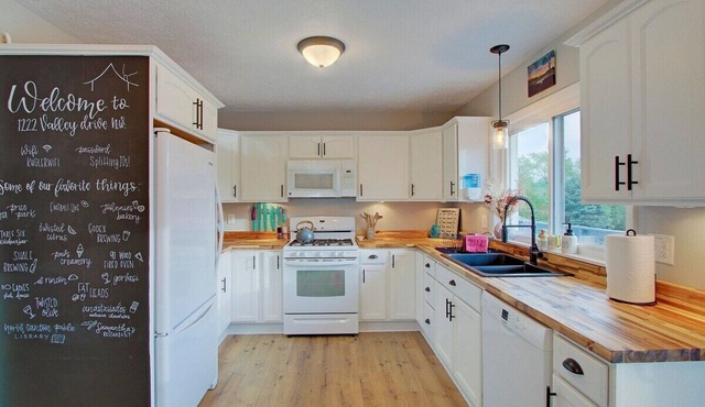 Cozy Updated Home W/Rec Room, Outdoor Bar & Patio