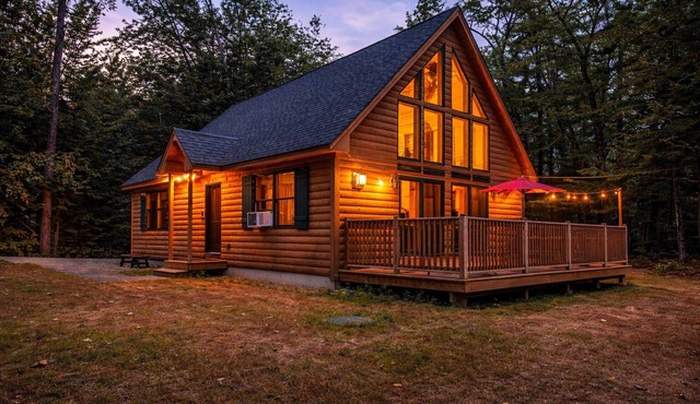 Cozy Woodland Escape w/Hot Tub-Near Attitash