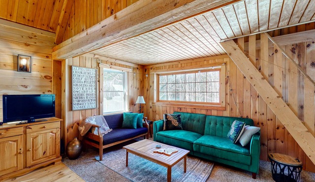Cozy woodsy Cabin w/a Deck, Firepit, Gas Grill, Free WiFi, & Full Kitchen