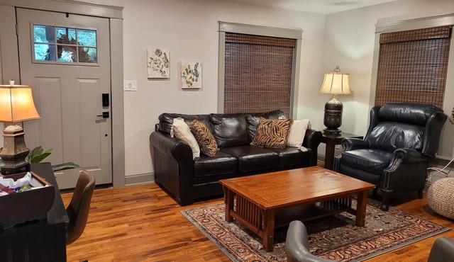 Craftsman 4-bedroom 2 bath cottage/walk to parks, shops & eats downtown