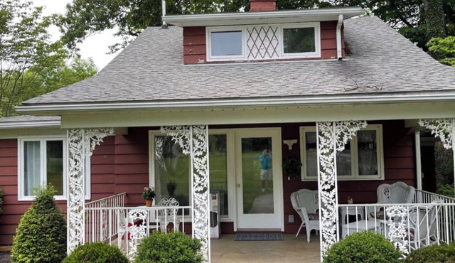 CREEKSIDE COTTAGE WITH WATER ACCESS, LARGE LOT WITH CAMPFIRES AND LOTS OF CHARM