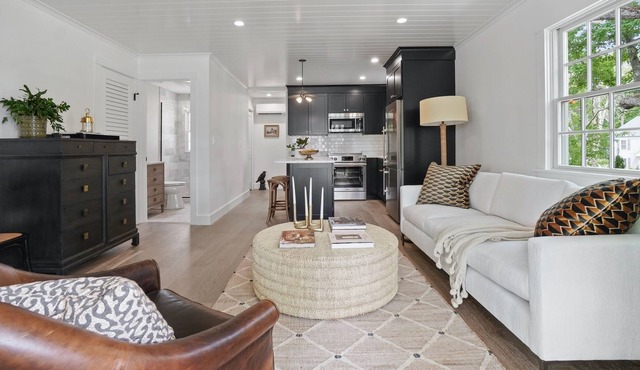 "Crow's Nest", Luxurious One-Bedroom in Historic Cape Porpoise