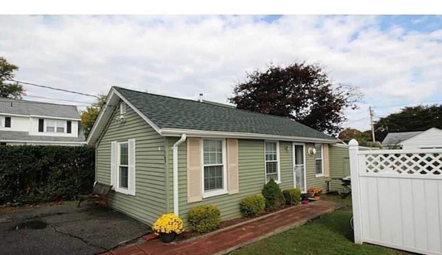 Cute cottage just steps to beautiful Scarborough beach