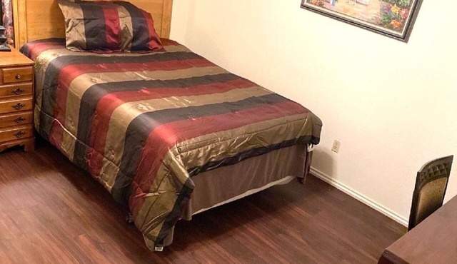 Dallas TX. Big discount private bedroom, Queen bed high Wi-Fi, TV. share kitchen