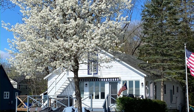 Delightful home on the shores of Saratoga Lake