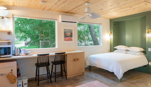 Designer E Austin Studio Close to Airport, Downtown, & UT Campus