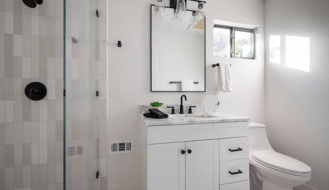 Designer Villa - Spacious, Modern Luxury Retreat close to SoCo and Downtown