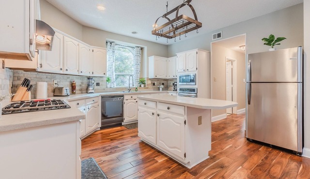 Discount Included! Stunning, Modern, Spacious Getaway Fits Any Group, 2 Game Rooms, Hot Tub 5 Bedroom Home by Redawning