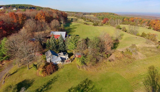 *Discounted weekly rates* Beautiful 52 acre Farmhouse! Catskills Family Getaway