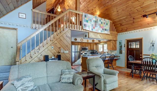 Dog-friendly lakefront house with 2 living areas, beach nearby