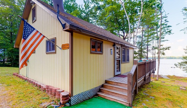 Dog-friendly lakefront cottage with firepit, grill, partial AC, bar, loft & TV
