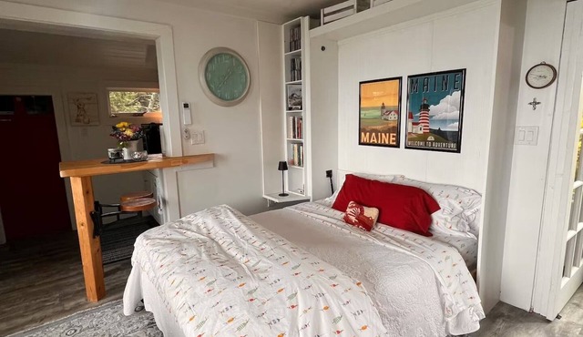 Don't miss this charming studio overlooking Quahog Bay in scenic Harpswell!